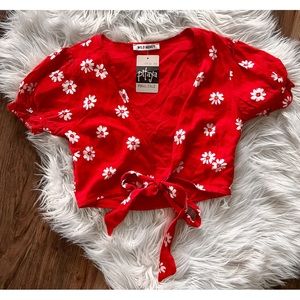 💥MOVING SALE | NWT Wild Honey red and white floral tied crop top